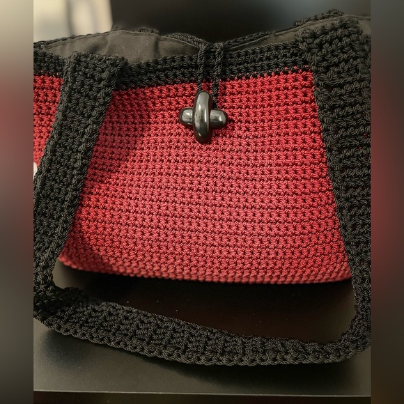 Red and Black EUC Crochet Tote Bag w/key ring inside no callouts - Picture 4 of 10